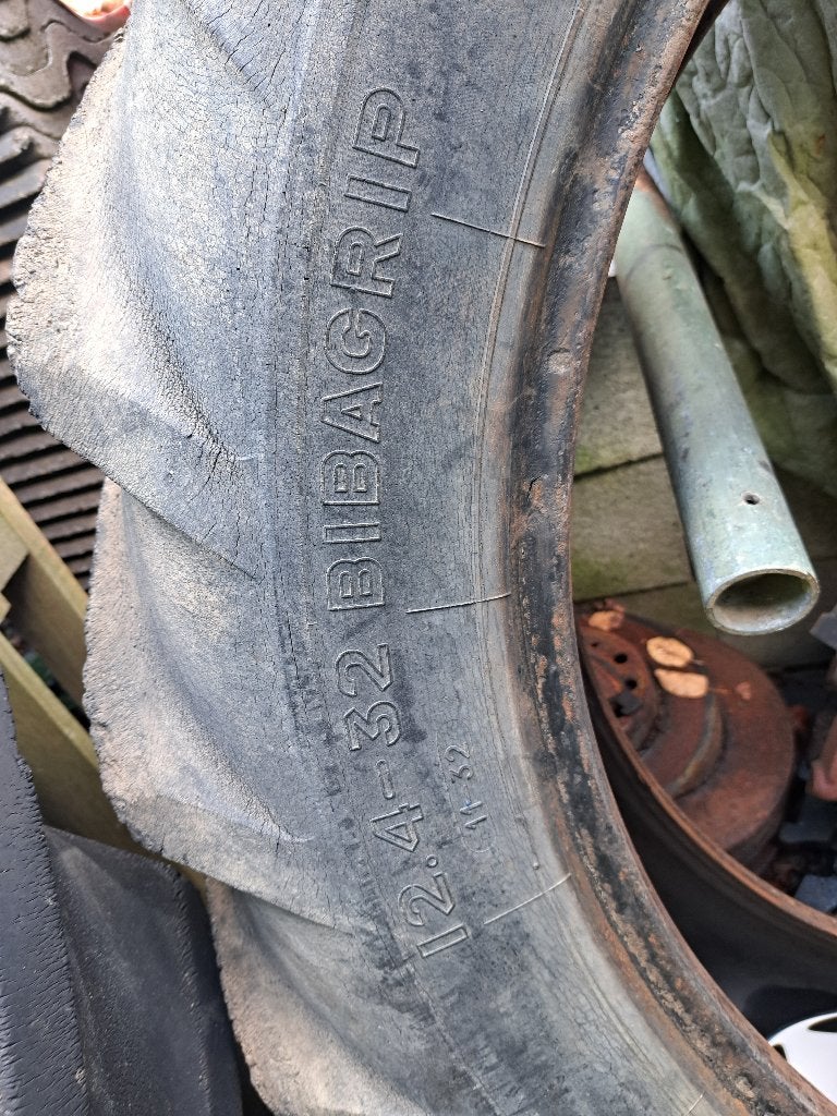 Pneus de tracteur 4 pieces 12.4 x32, Articles professionnels, Agriculture | Pièces | Pneus, Jantes & Essieux, Enlèvement