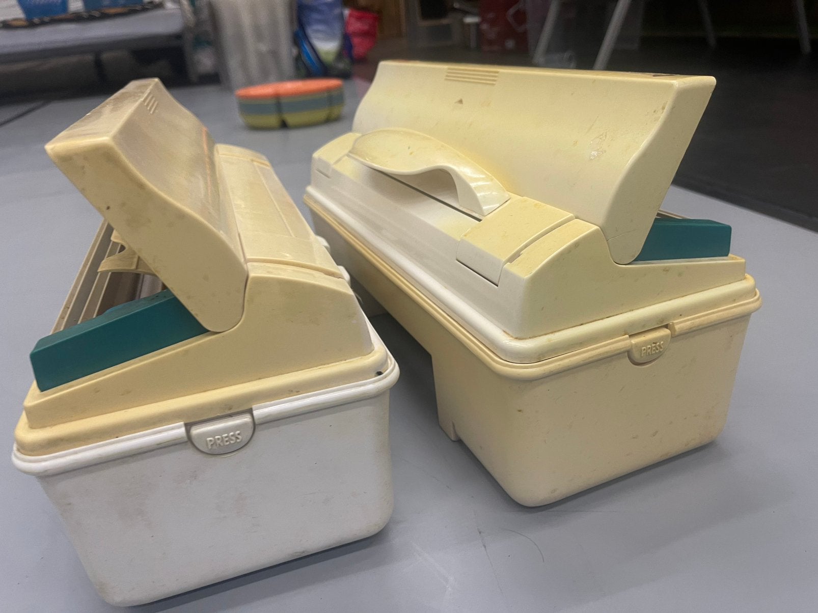 Plastiek folie snijders, Ophalen