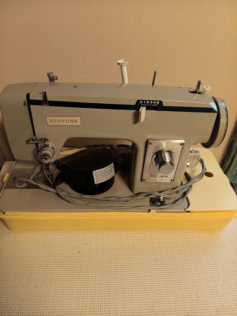 Naaimachine Nëufink in koffer, Ophalen, Naaimachine