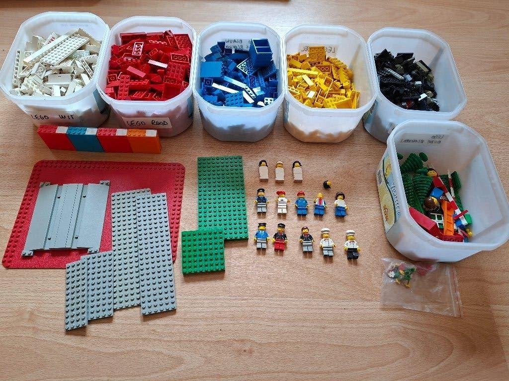 Lego gesorteerde blokken met 13 mini-figs en platen, Ophalen, Gebruikt, Lego, Inclusief minifiguren