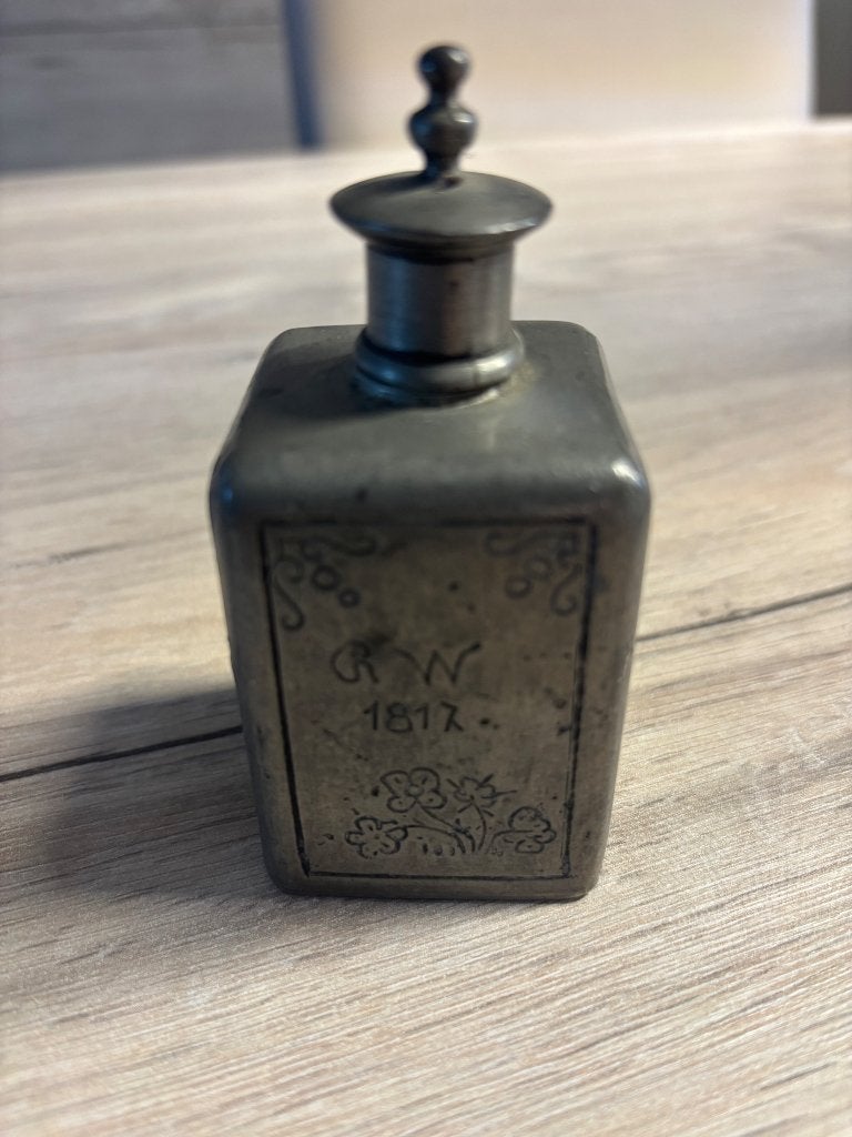 Ancienne petite bouteille en étain à parfum 1817, Antiek en Kunst, Antiek | Tin, Ophalen