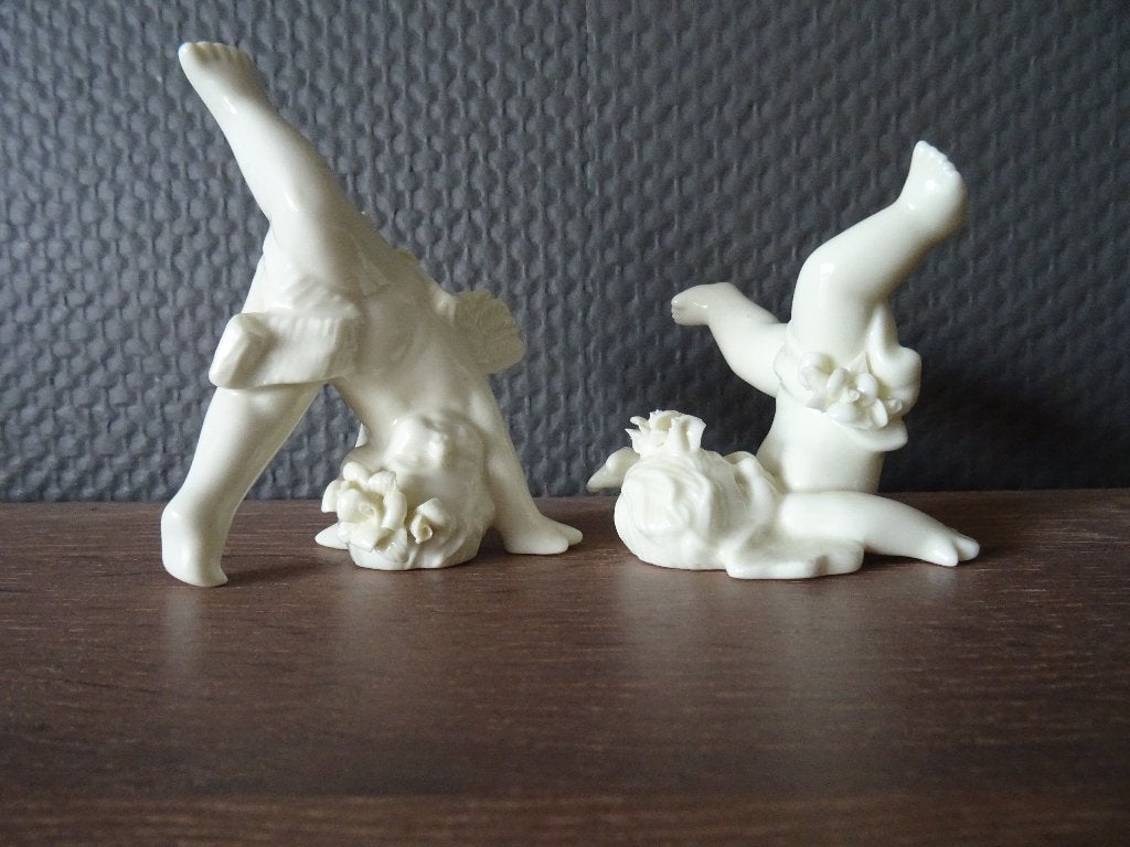 Vintage 2 putti  in porselein in  acrobatische pose., Ophalen of Verzenden