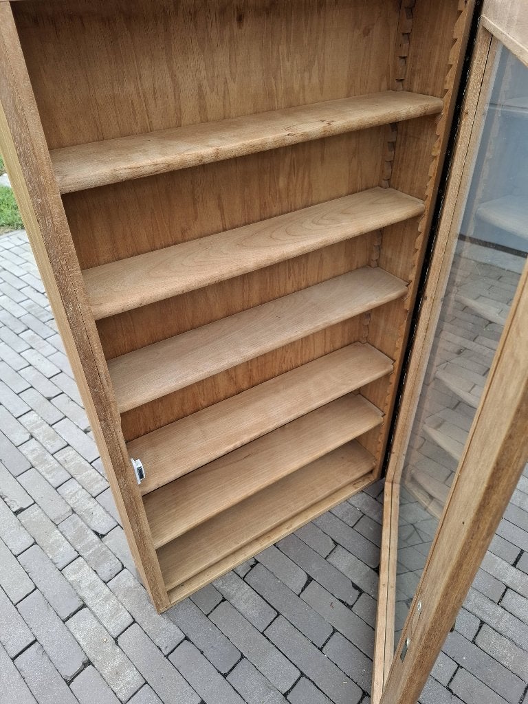 Vitrine kastje, Ophalen