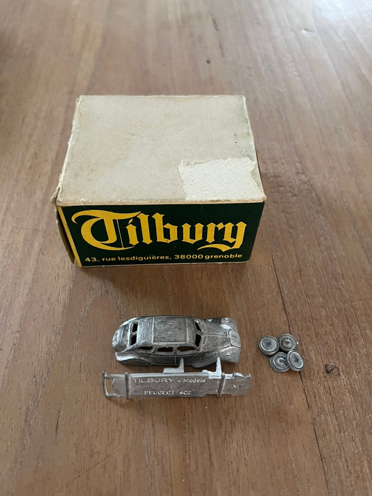 Modèle de voiture Tilbury 1/87 Peugeot 402 Berline 38, Enlèvement ou Envoi, Comme neuf