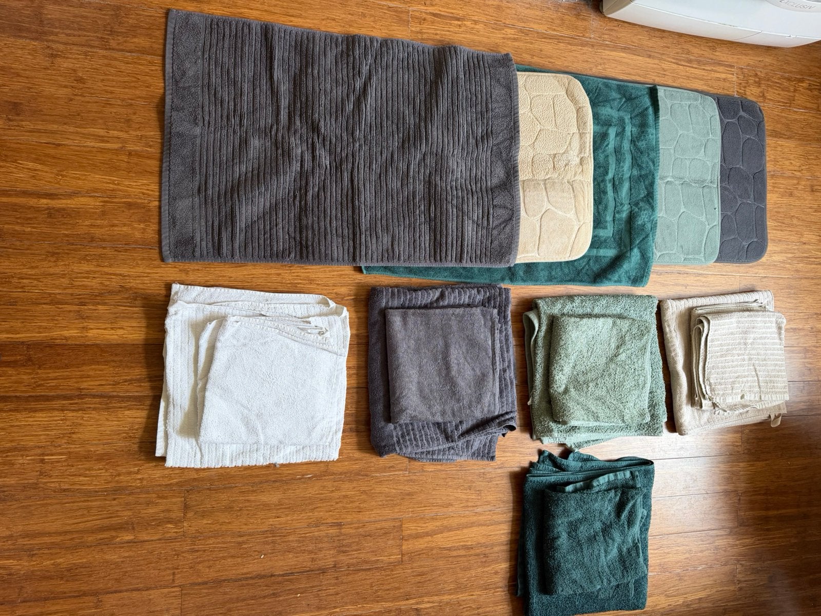 Tapis de bain et jeux de serviette, Maison & Meubles, Salle de bain | Linge de bain & Accessoires, Enlèvement, Comme neuf, Tapis de bain