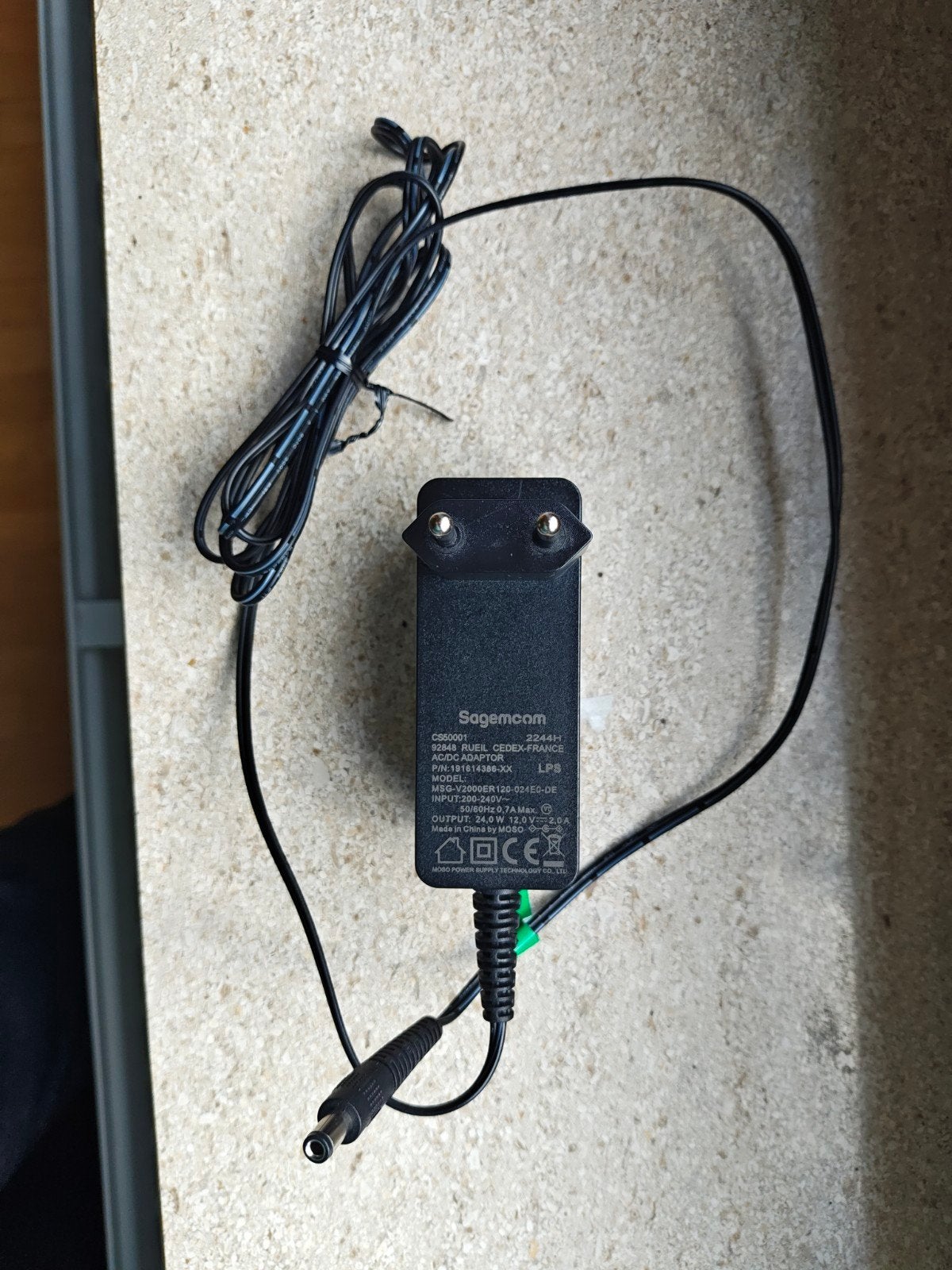 SOGEMCOM 12V 2A (24W) oplader, als nieuw, Computers en Software, Pc- en Netwerkkabels, Ophalen of Verzenden, Zo goed als nieuw