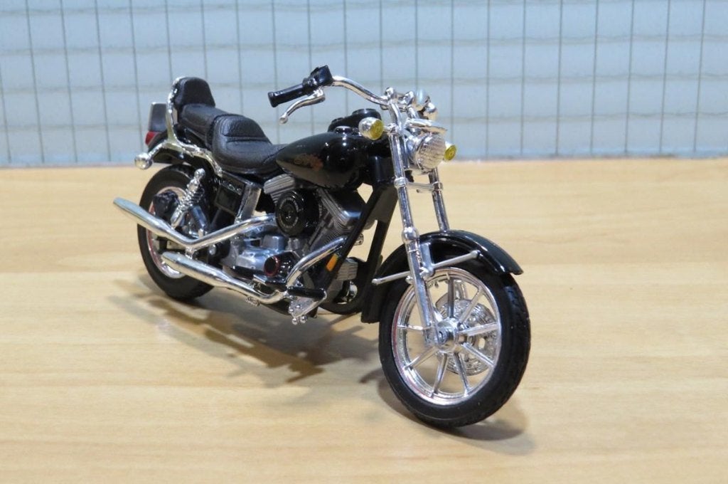 Harley Davidson FXDL Dyna Low Rider 1:18 (72) blister, Enlèvement ou Envoi, Neuf, Moteur, Maisto