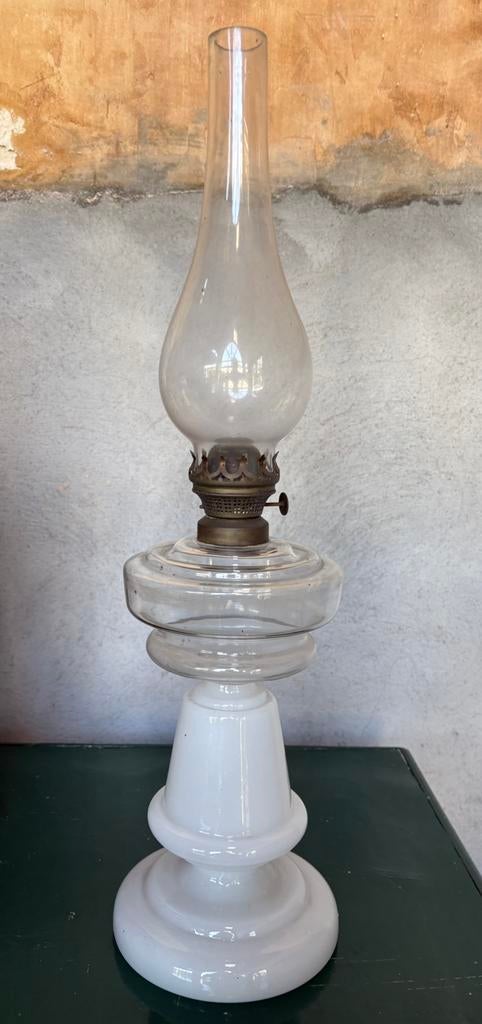 antieke petroleumlamp met een voet van opalineglas, Ophalen of Verzenden, Zo goed als nieuw, Wit