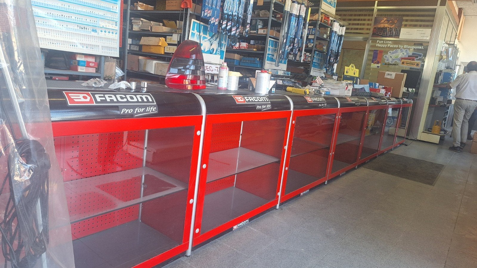 Meubles et vieux stocks neufs du magasin de pièces automobil, Enlèvement