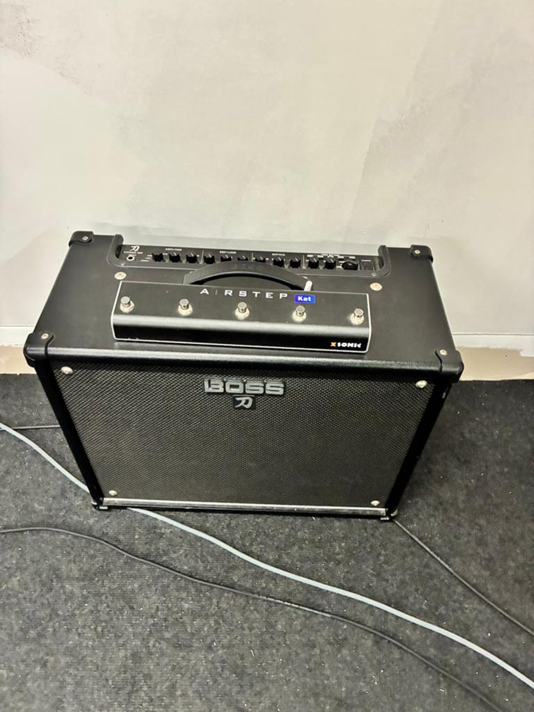 Boss Katana 100 + airstep kanaal switch, Muziek en Instrumenten, Ophalen, Zo goed als nieuw