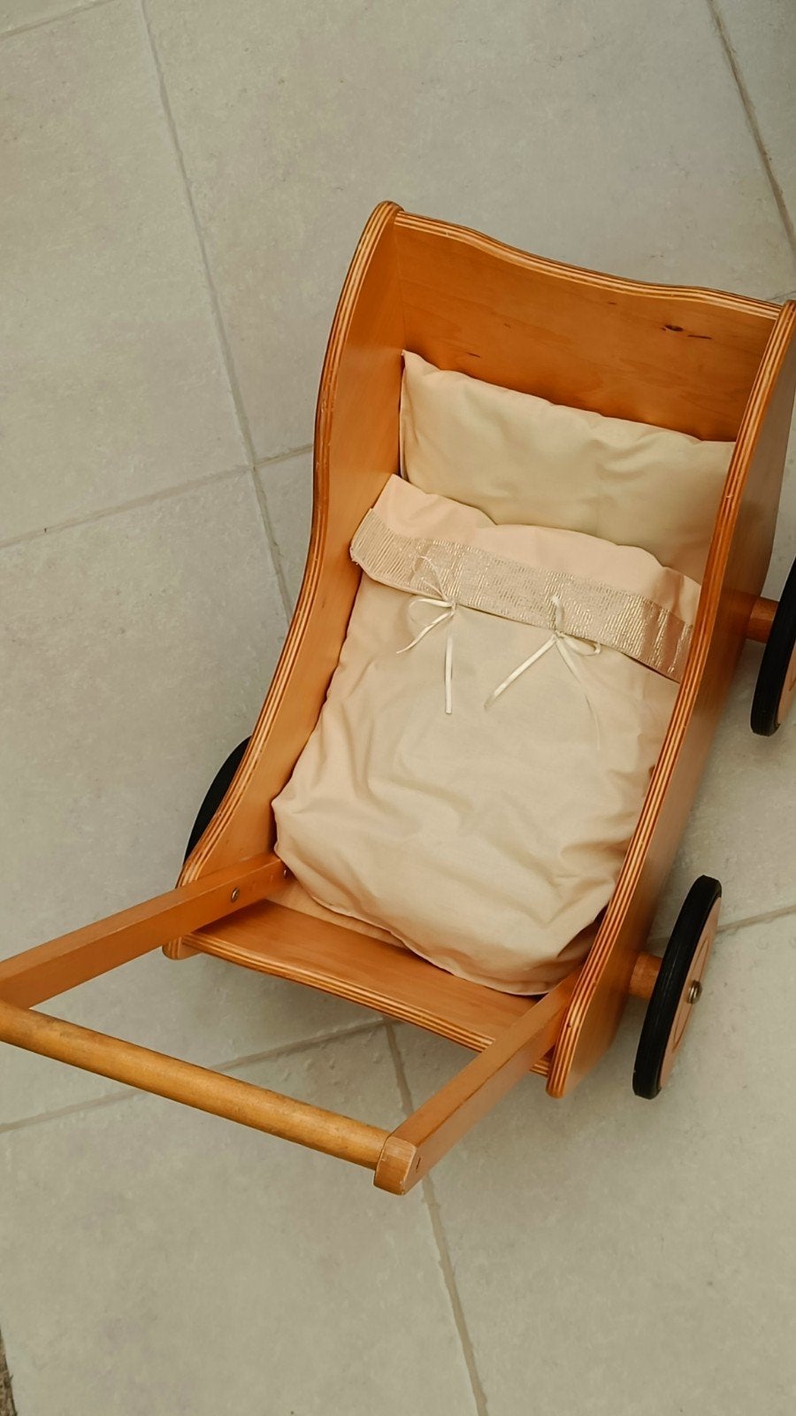 Pinolini houten poppenwagen, Ophalen