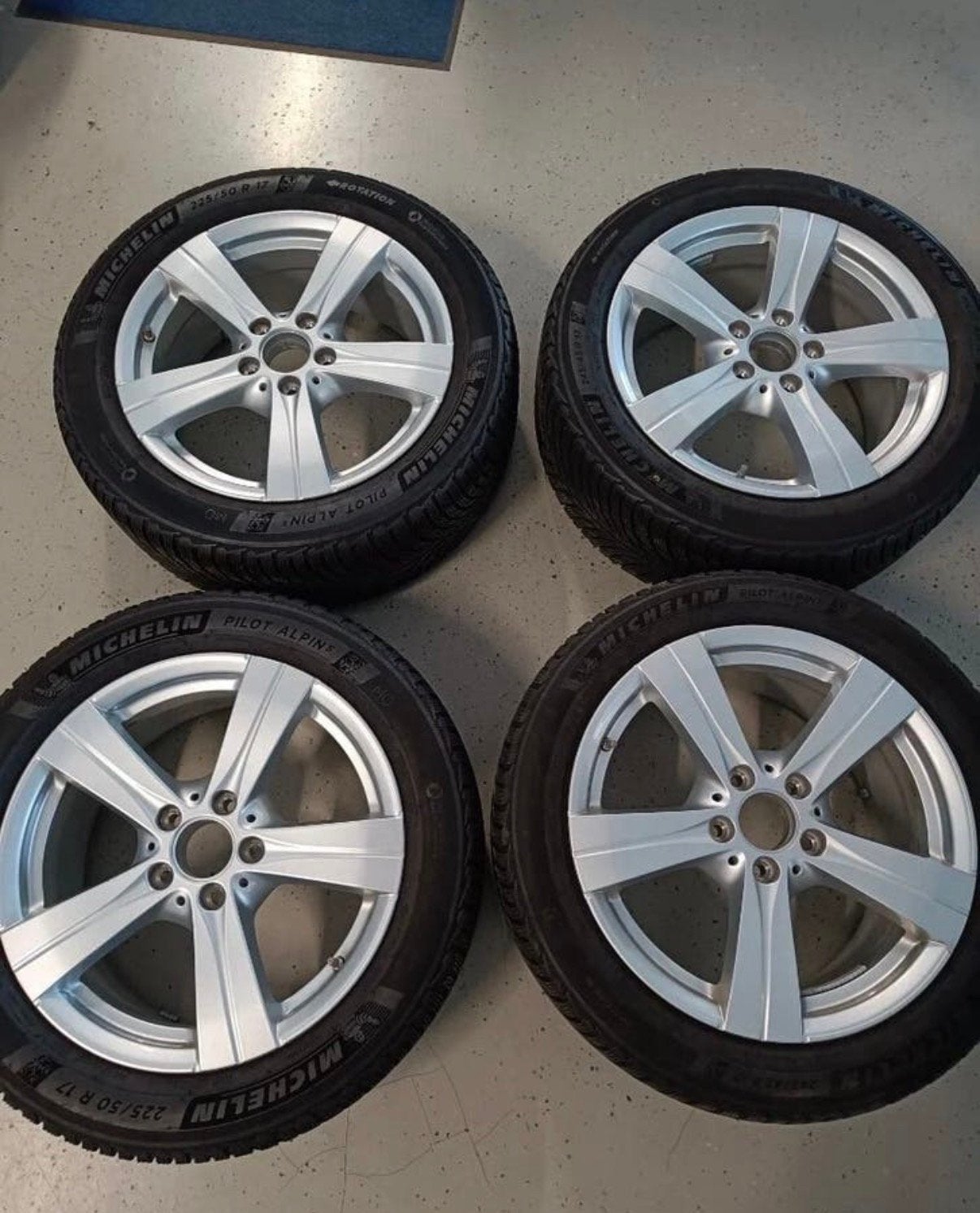JEU DE PNEUS D'HIVER LE PLUS LARGE MERCEDES CLASSE C W206, Autos : Pièces & Accessoires, Pneus & Jantes, Pneus et Jantes, Pneus hiver