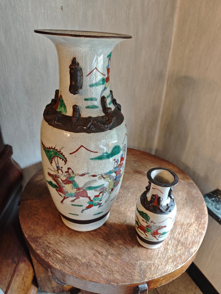 2 decoratieve Oosterse vazen met reliëfdecoratie, Antiek en Kunst, Ophalen