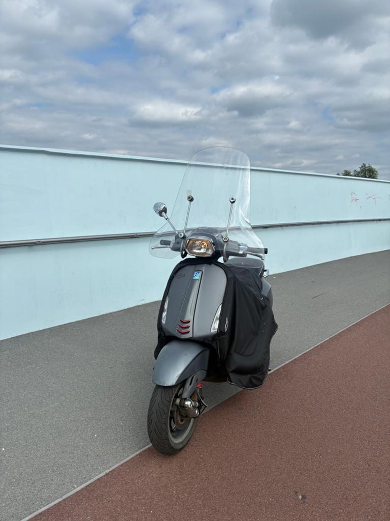 Vespa sprint 50 cc, Fietsen en Brommers, Scooters | Vespa, Ophalen, Zo goed als nieuw, Benzine, 50 cc