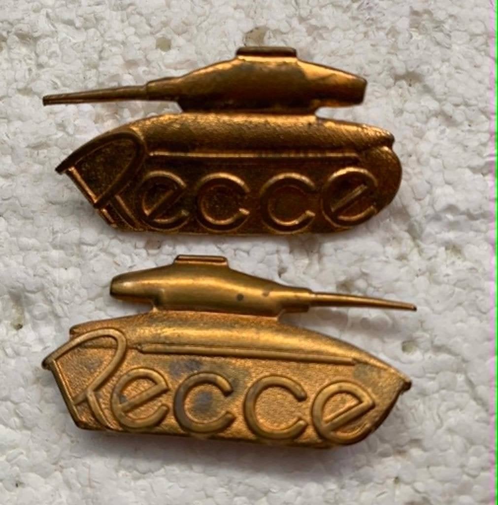 Kenteken, Set vn 2x L+R Verkenng. Escadron RECCE (Goud kl)., Verzamelen, Ophalen of Verzenden, Landmacht, Embleem of Badge