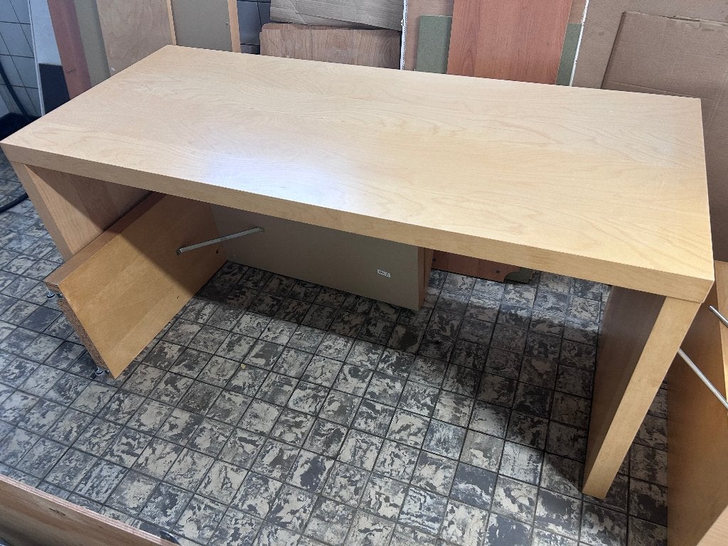IKEA MALM bureau (2x), Huis en Inrichting, Ophalen, Gebruikt, Schoolbureau, IKEA