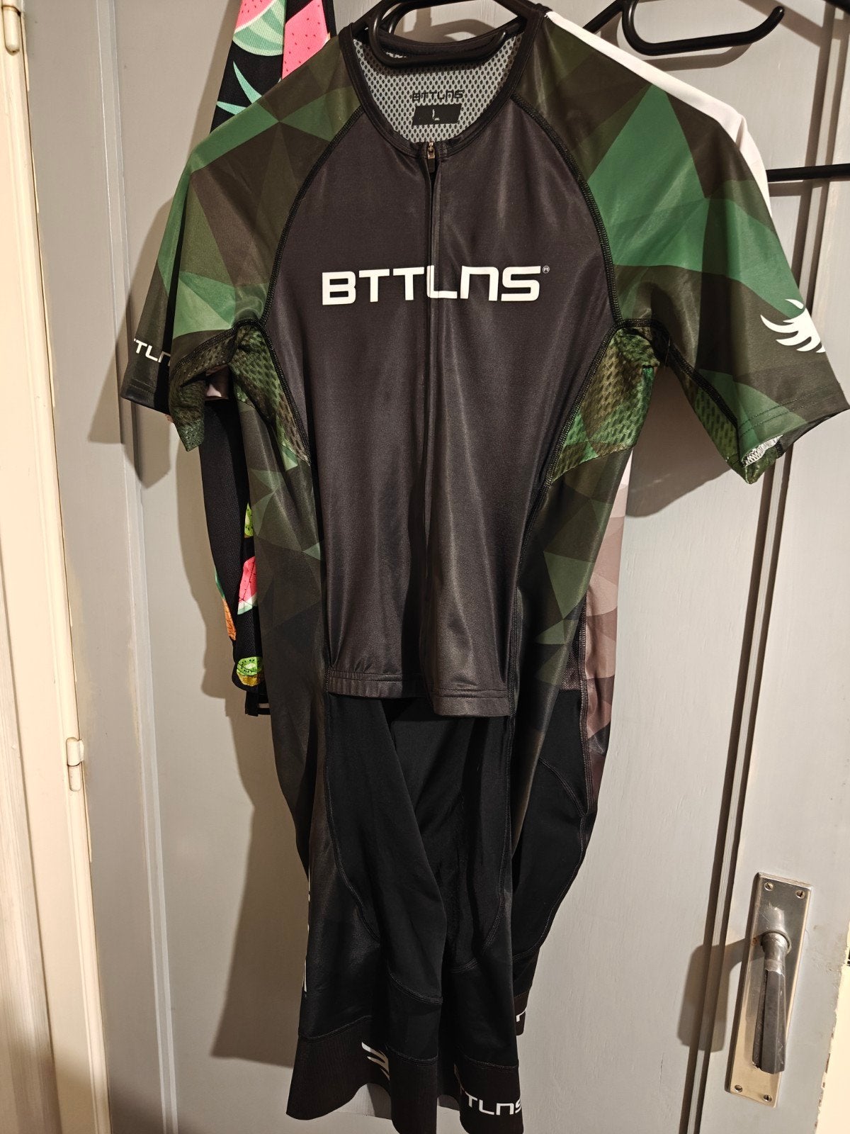 2x bttlns trisuit Typhoon 2.0, Ophalen
