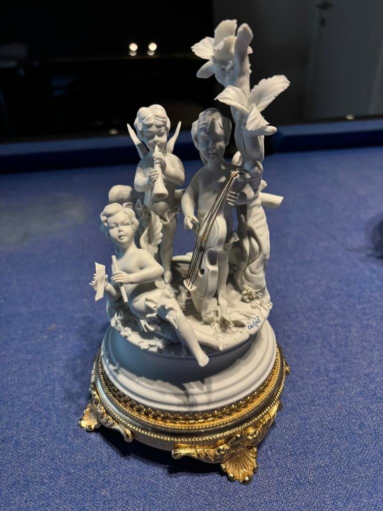 Figurine en porcelaine, Enlèvement