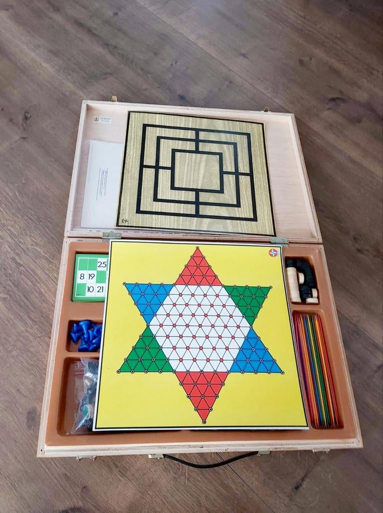 Dix dans une boîte à musique. Comprend des échecs et bien pl, Hobby & Loisirs créatifs, Jeux de société | Jeux de plateau, Enlèvement ou Envoi