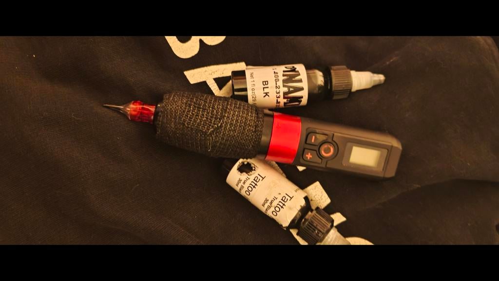 TATTOO MACHINE MET INK EN NAALDEN, Ophalen of Verzenden, Gebruikt