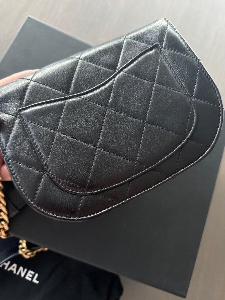 CHANEL QUILTED MOON MESSENGER BLACK, Handtassen en Accessoires, Zwart, Zo goed als nieuw, Leder, Ophalen