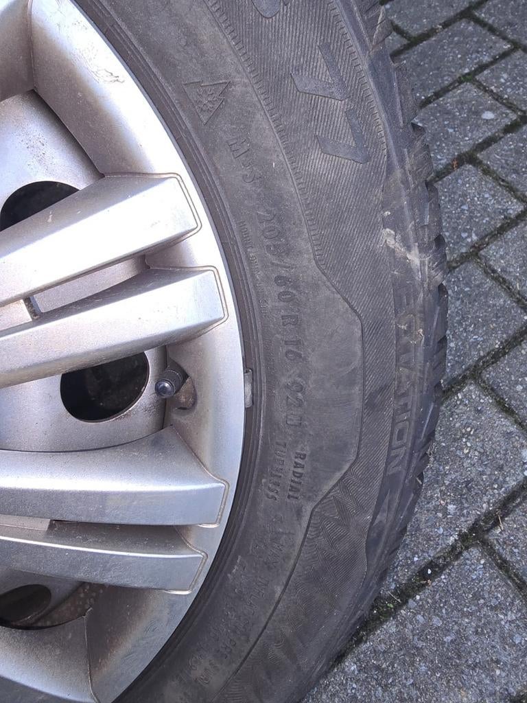 Banden met velgen, in zo goed als nieuwe staat
205/60/R16, Ophalen of Verzenden