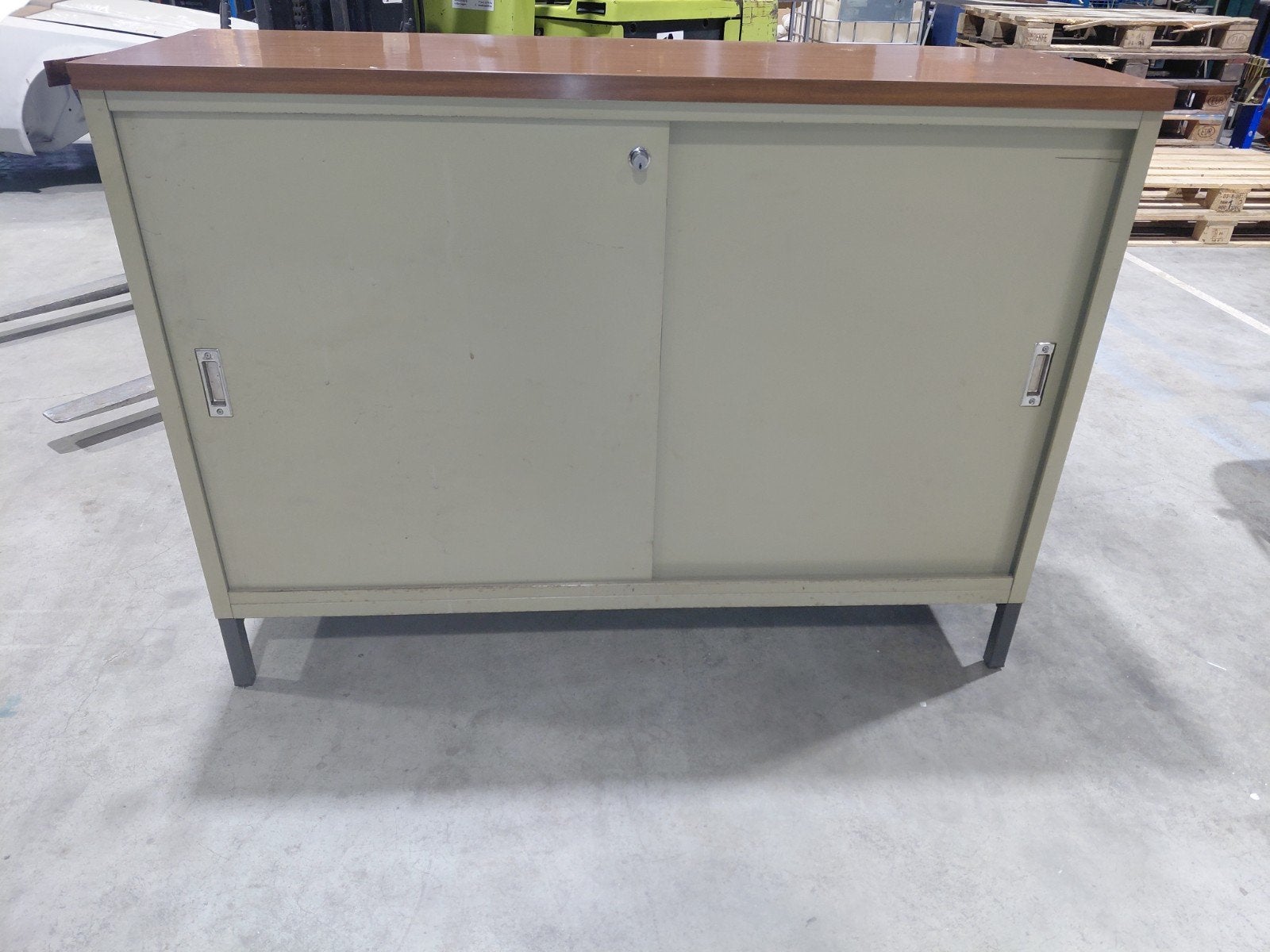 Metalen kast met 2 deuren, Ophalen