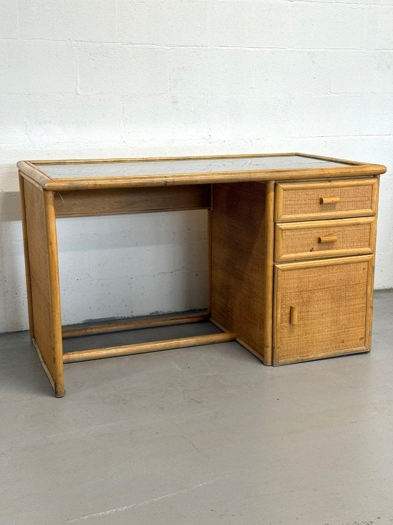 Bureau vintage en bambou et rotin, plateau en verre, Maison & Meubles, Enlèvement ou Envoi, Utilisé, Avec tiroirs, Verre