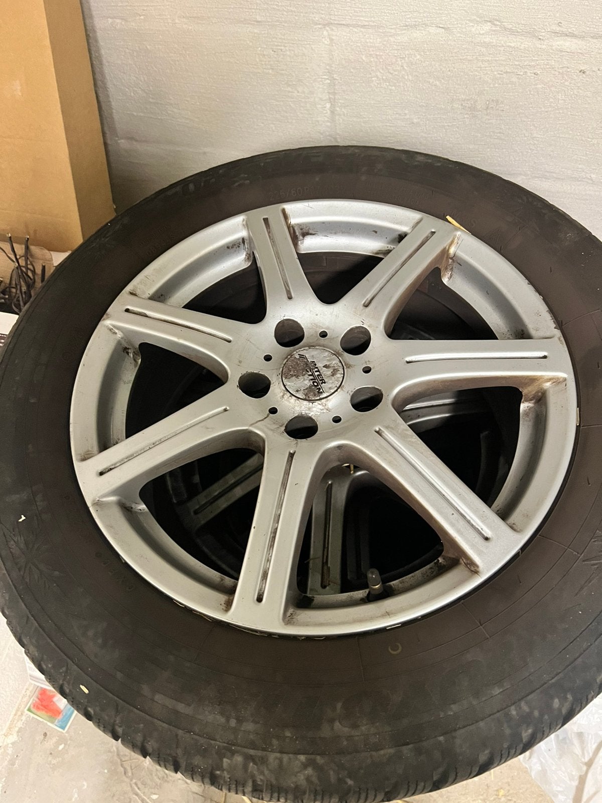 4 jantes et pneus en bon etat d ´hiver 225/60R17103v, Pneus et Jantes, Pneus hiver, Véhicule de tourisme, Enlèvement
