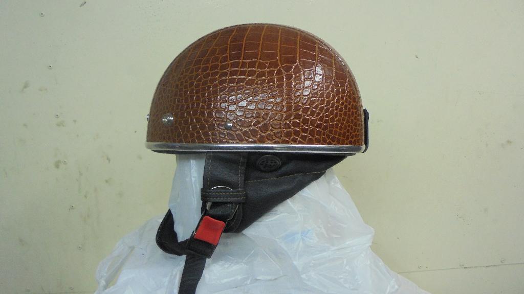 helm imitatie dierhuid new 40€ maat medium E keuring, Fietsen en Brommers, Brommerhelmen, Ophalen of Verzenden, Medium