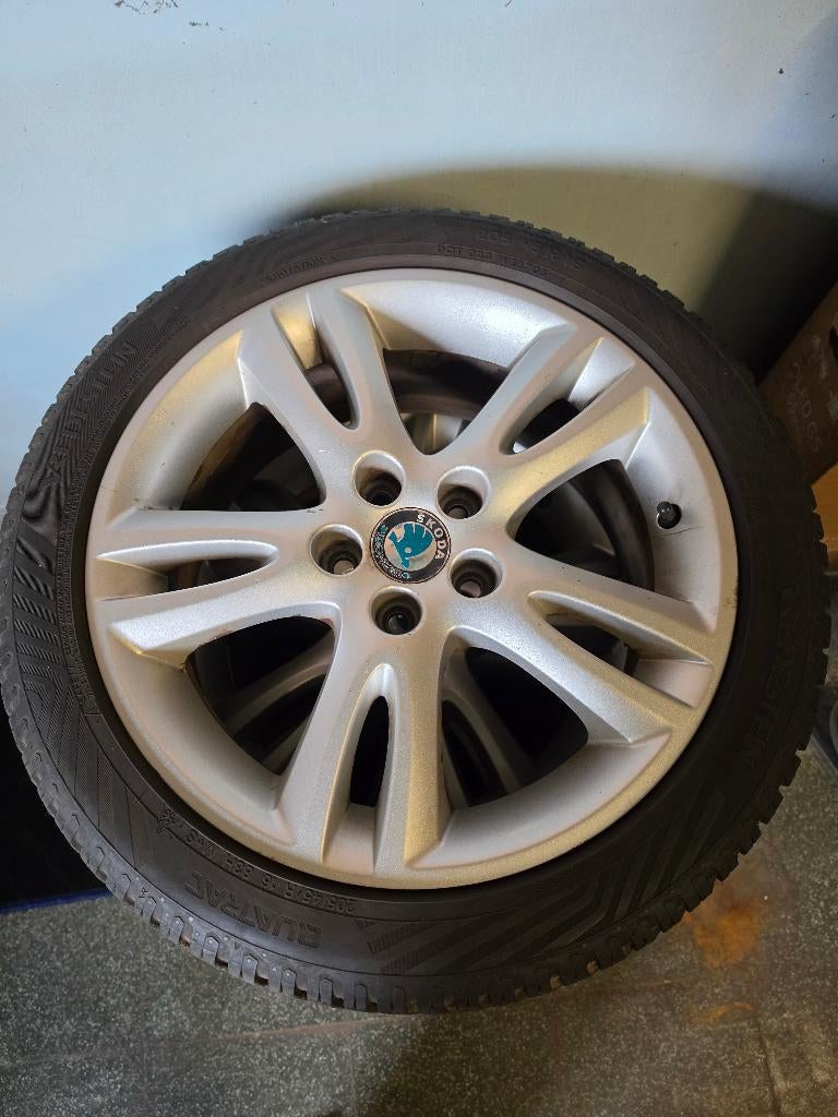 Skoda Fabia 16" 5x100, très bons pneus all saisons, Autos : Pièces & Accessoires, Pneus & Jantes, Pneus et Jantes, 4 Saisons, 16 pouces