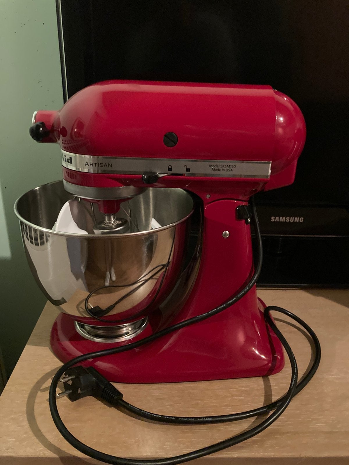 KitchenAid Artisan model 5KSM150 rood, Elektronische apparatuur, Keukenmixers, 4 liter of meer, Ophalen, Zo goed als nieuw, 3 snelheden of meer