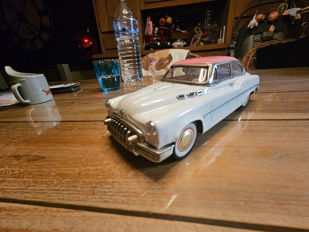 Grote Buick Roadmaster 1952 wit roze dak -  27cm -1:18, Ophalen of Verzenden, Gebruikt, Auto, Overige merken