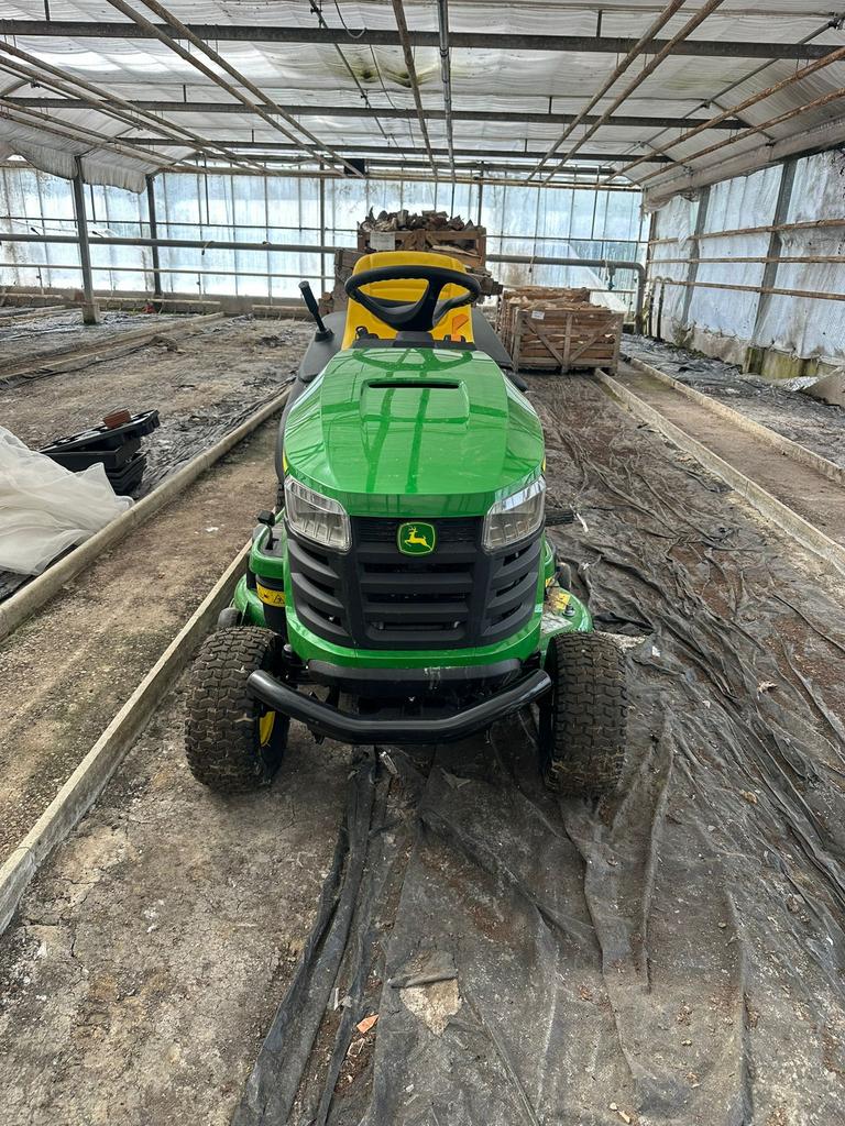 zitmaaier John Deere X167R, Zo goed als nieuw, 120 cm of meer, Opvangbak, Ophalen