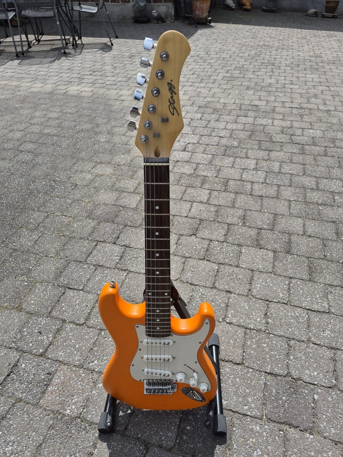 Kleine gitaar met koffer en staander van Stagg, Muziek en Instrumenten, Snaarinstrumenten | Gitaren | Elektrisch, Ophalen, Gebruikt