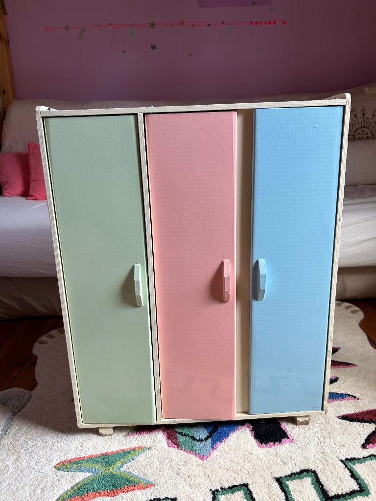 Pastelkleurige vintage poppenkast, Ophalen of Verzenden, Gebruikt, Popje