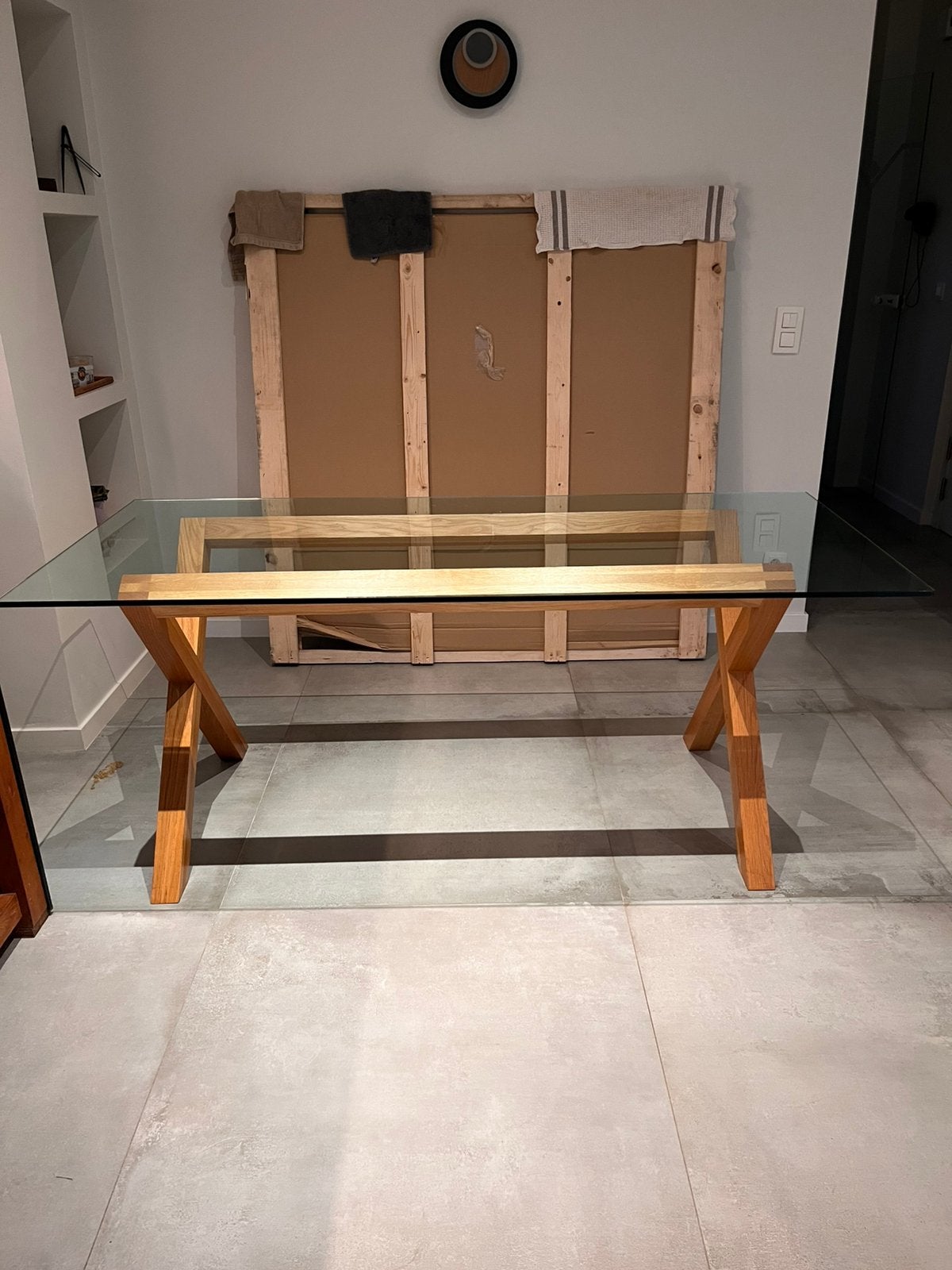 Eettafel met houten poten en glazen blad, Ophalen, Zo goed als nieuw, 150 tot 200 cm, Rechthoekig