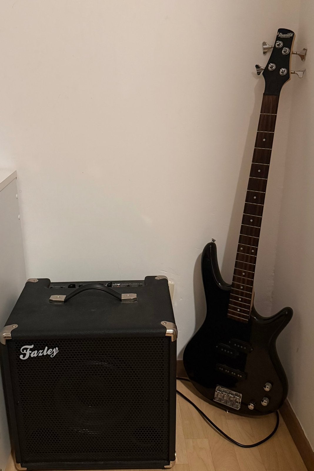 Ibanez bassgitaar met versterker, Muziek en Instrumenten, Snaarinstrumenten | Gitaren | Elektrisch, Ophalen, Zo goed als nieuw
