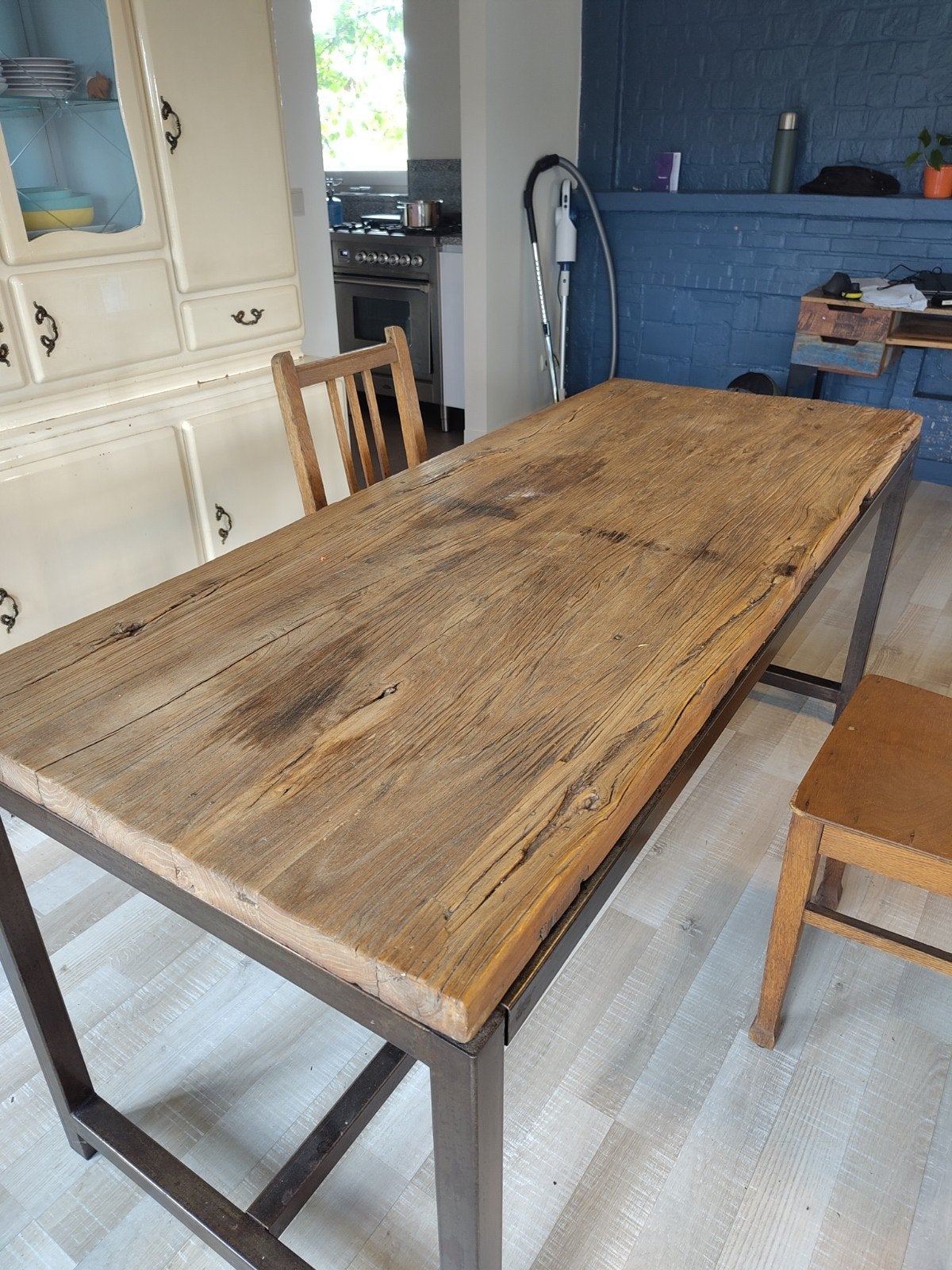 Tafel van een oude houten deur met metalen onderstel, Huis en Inrichting, Tafels | Eettafels, Ophalen, Zo goed als nieuw, Vijf personen of meer