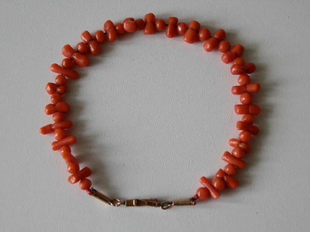 Bloedkoraal armband met 14K goud sluiting., Ophalen of Verzenden, Zo goed als nieuw, Overige kleuren, Overige materialen