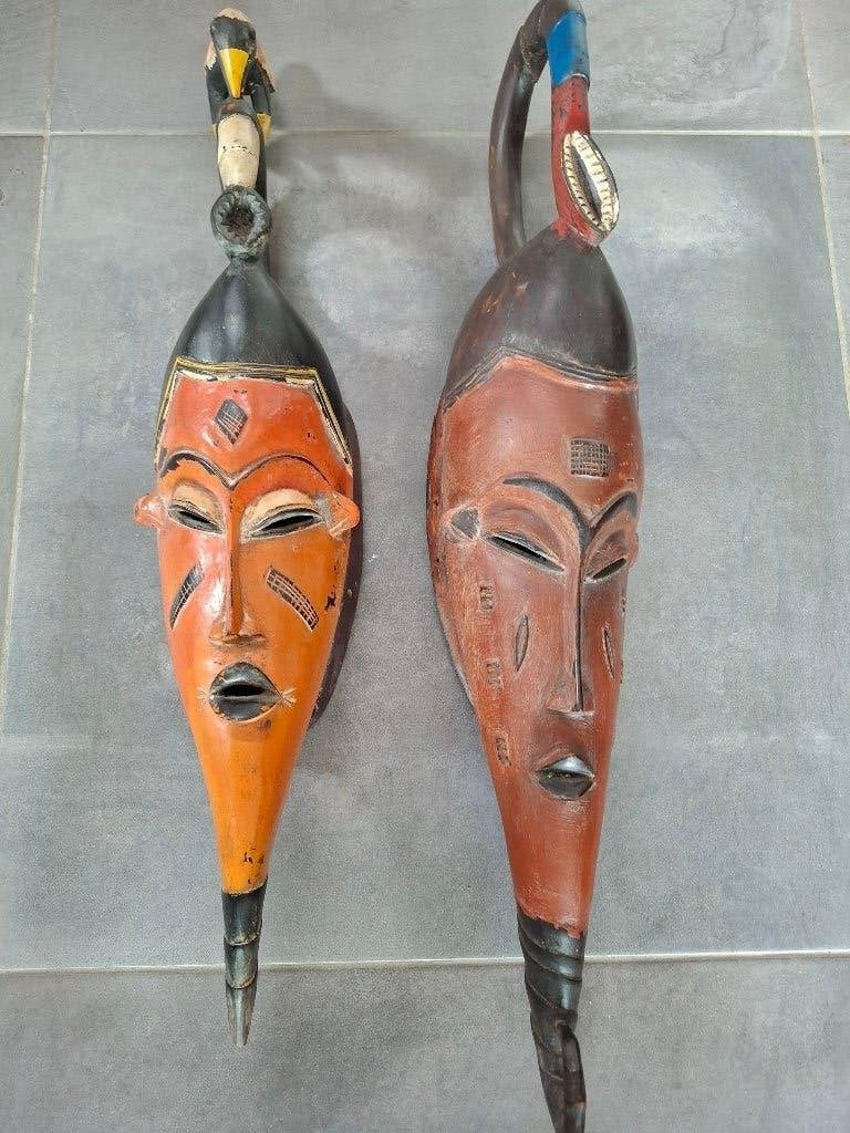 2 Afrikaanse maskers van ca 70 cm groot, Afrika, Masker, Handgemaakt, 71 cm