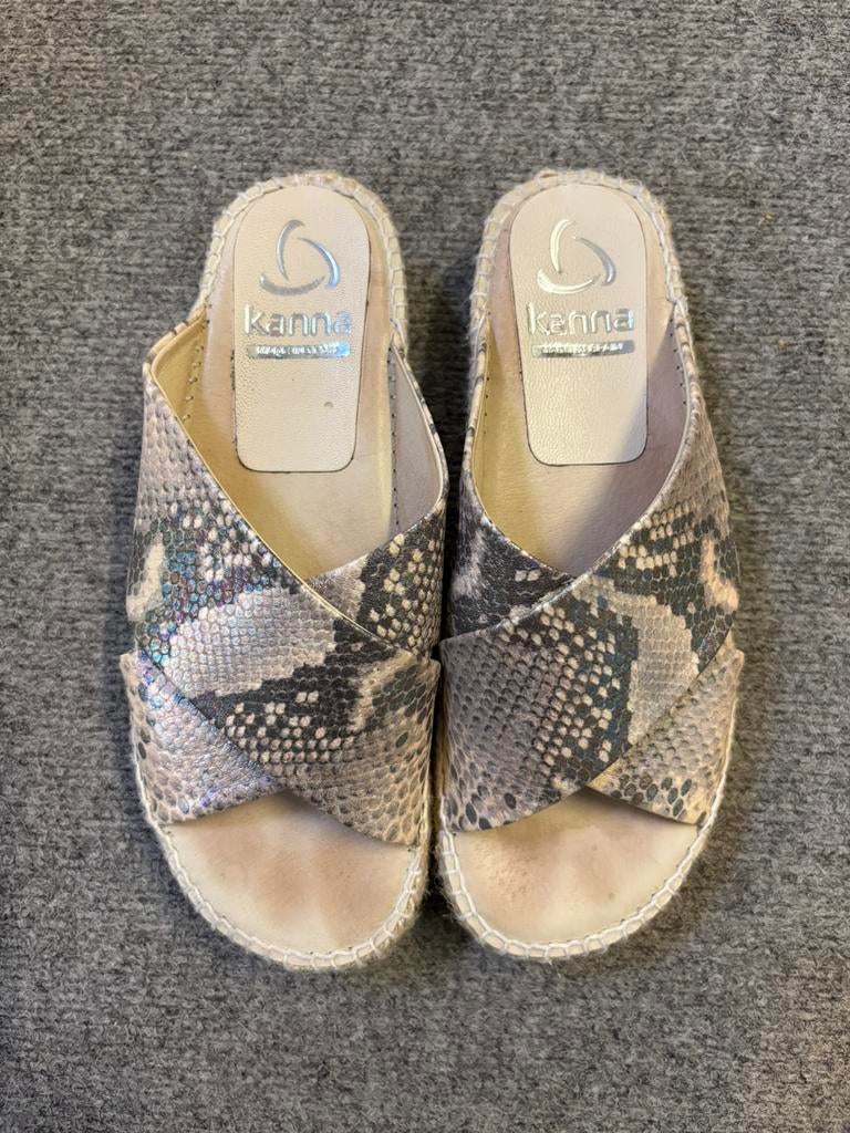 Dames slippers, Ophalen of Verzenden, Zo goed als nieuw, Slippers