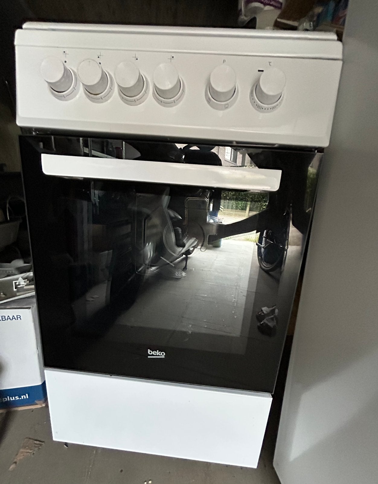 Elektrisch fornuis met oven-merk Beko-4 platen, Ophalen, Gebruikt, Grill, 85 tot 90 cm