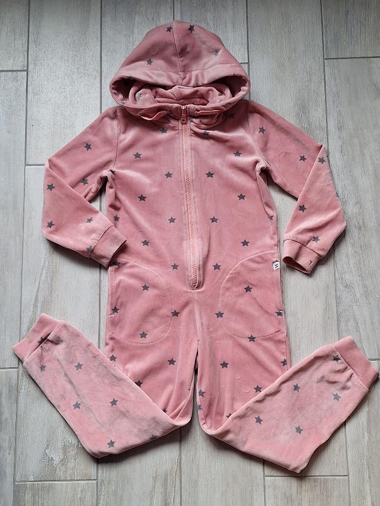 ✿ M116 - Woody onesie in velours, Kinderen en Baby's, Kinderkleding | Maat 116, Nacht- of Onderkleding, Gebruikt, Meisje, Ophalen of Verzenden