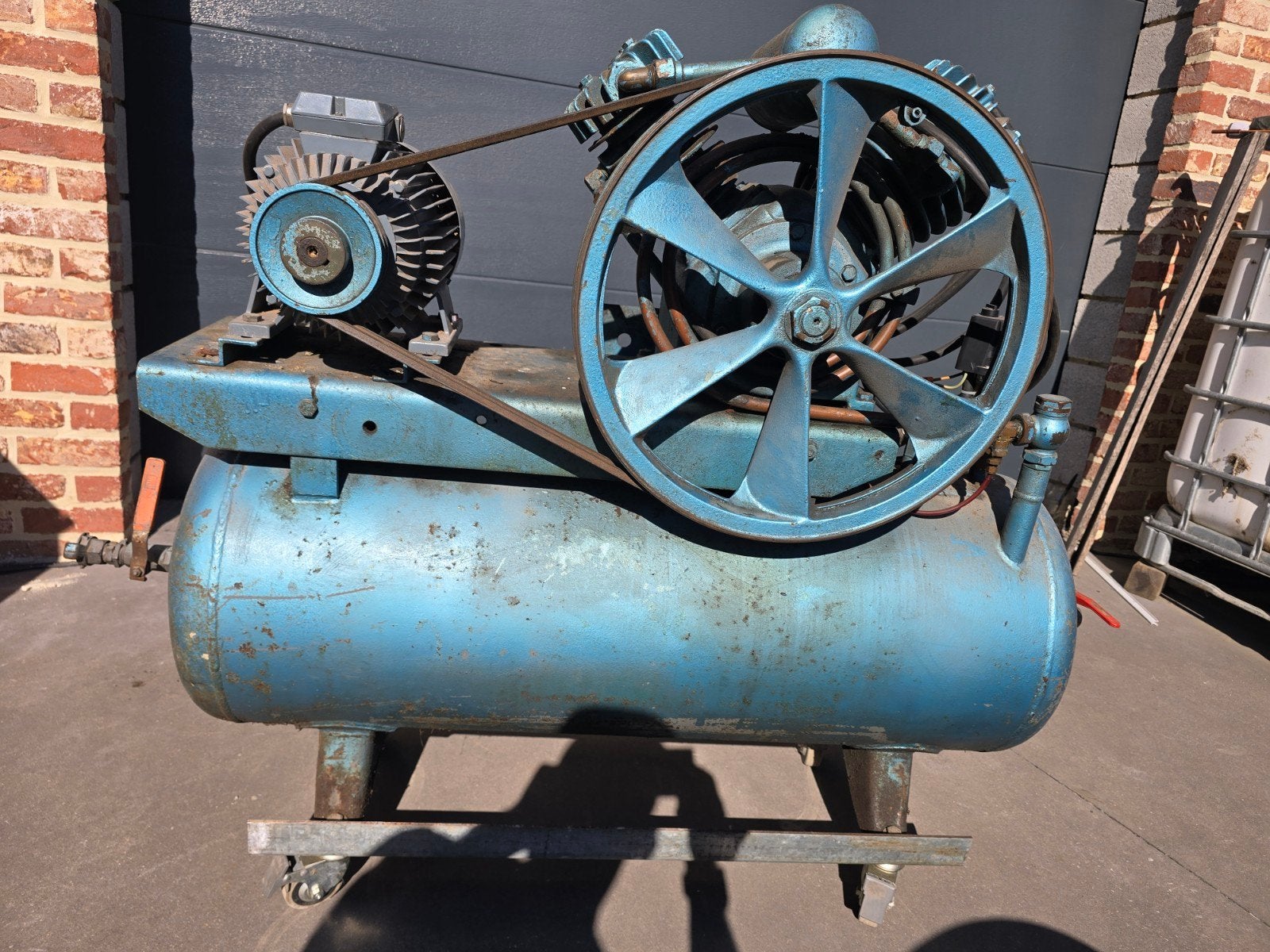 Gros compresseur pro avec nouveau moteur électrique + câble, Bricolage & Construction, Enlèvement, Utilisé, 10 bars ou plus, 100 litres ou plus