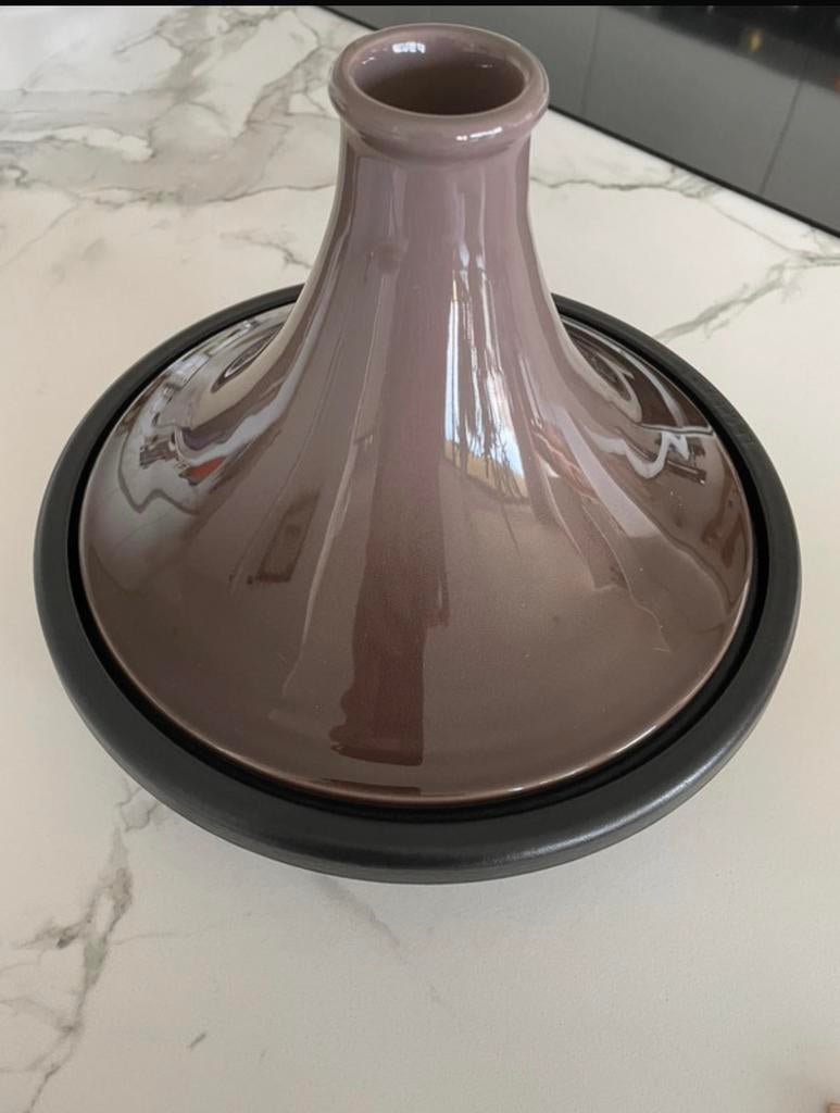 Le Creuset Tajine 27 cm - Kleur Taupe, Ophalen of Verzenden, Zo goed als nieuw, Gietijzer
