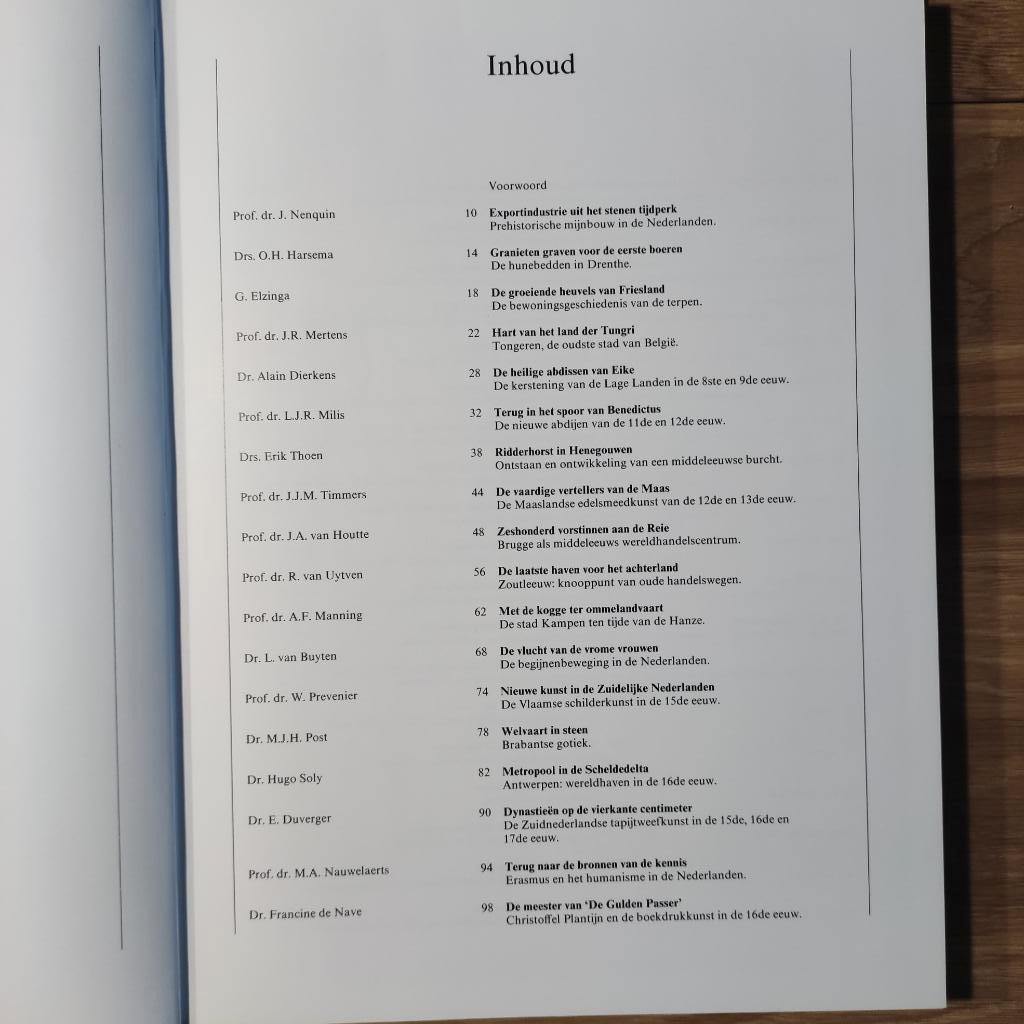Spectrum Atlas van historische plaatsen in de lage landen, Boeken, Ophalen of Verzenden, Gelezen