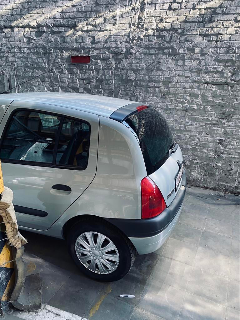 renault clio 1.6 cc 130000 km, Auto's, Automaat, 4 deurs, Zwart, 1600 cc