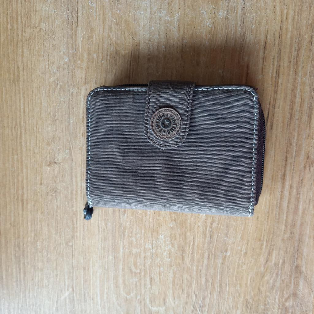 Kipling bruine portemonnee, Handtassen en Accessoires, Portemonnees, Zo goed als nieuw, Overige merken, Bruin, Met knipsluiting