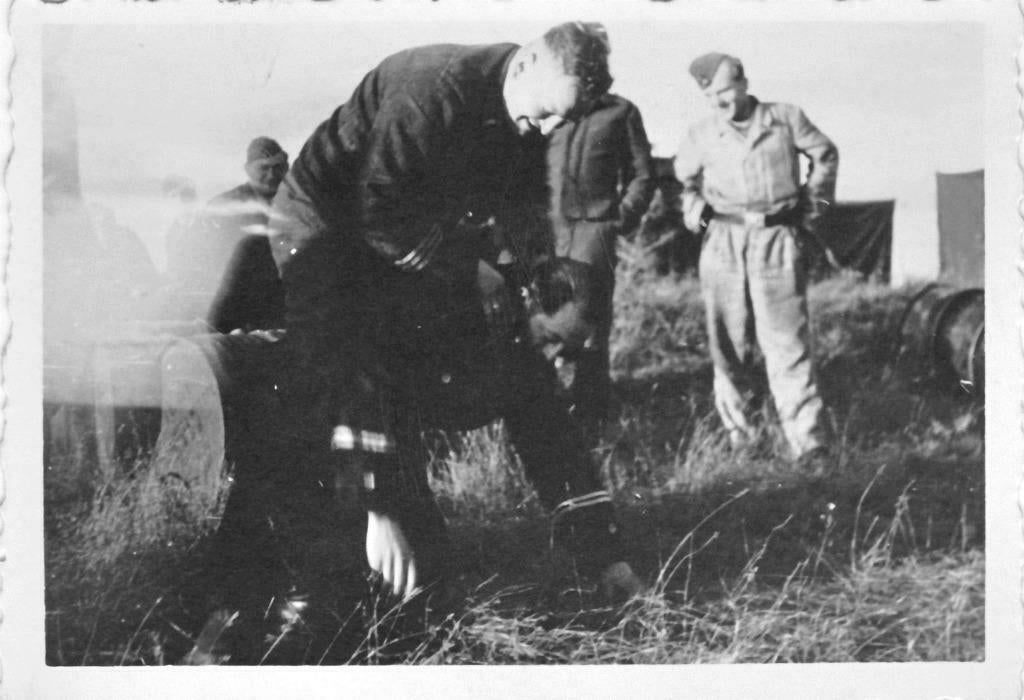 photo orig. Personnel Luftwaffe s'amusent sur aérodrome WW2, Envoi, Armée de l'air, Photo ou Poster